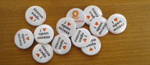 Une photo de badges "I love open access"